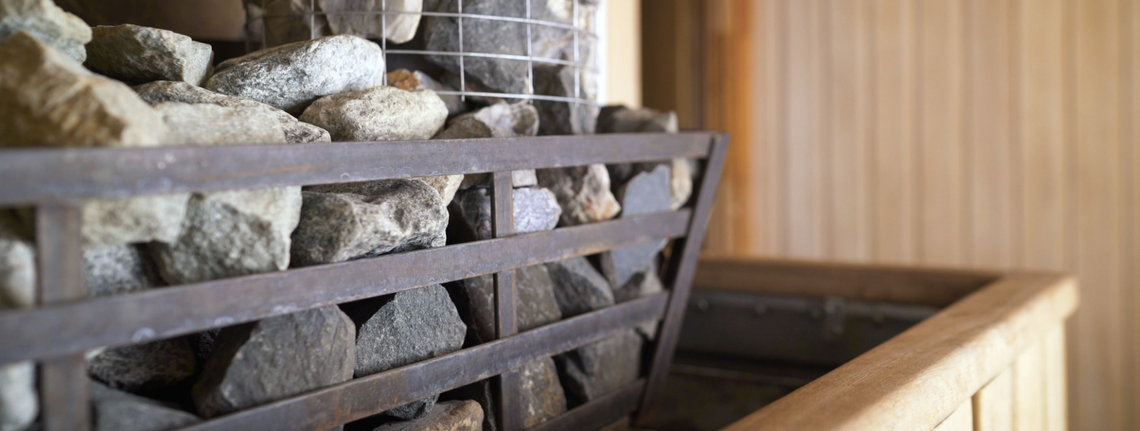 detail saunovej pece s kameňmi