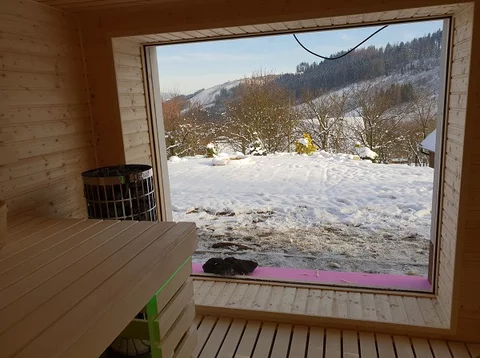 fínska sauna s veľkým oknom a výhľadom na prírodu fínska sauna s veľkým oknom a výhľadom na prírodu