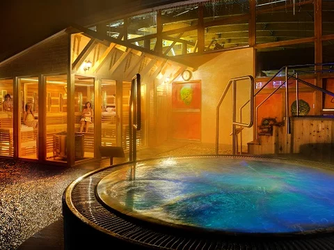 fínska sauna z exteriéru s vonkajším bazénom fínska sauna z exteriéru s vonkajším bazénom