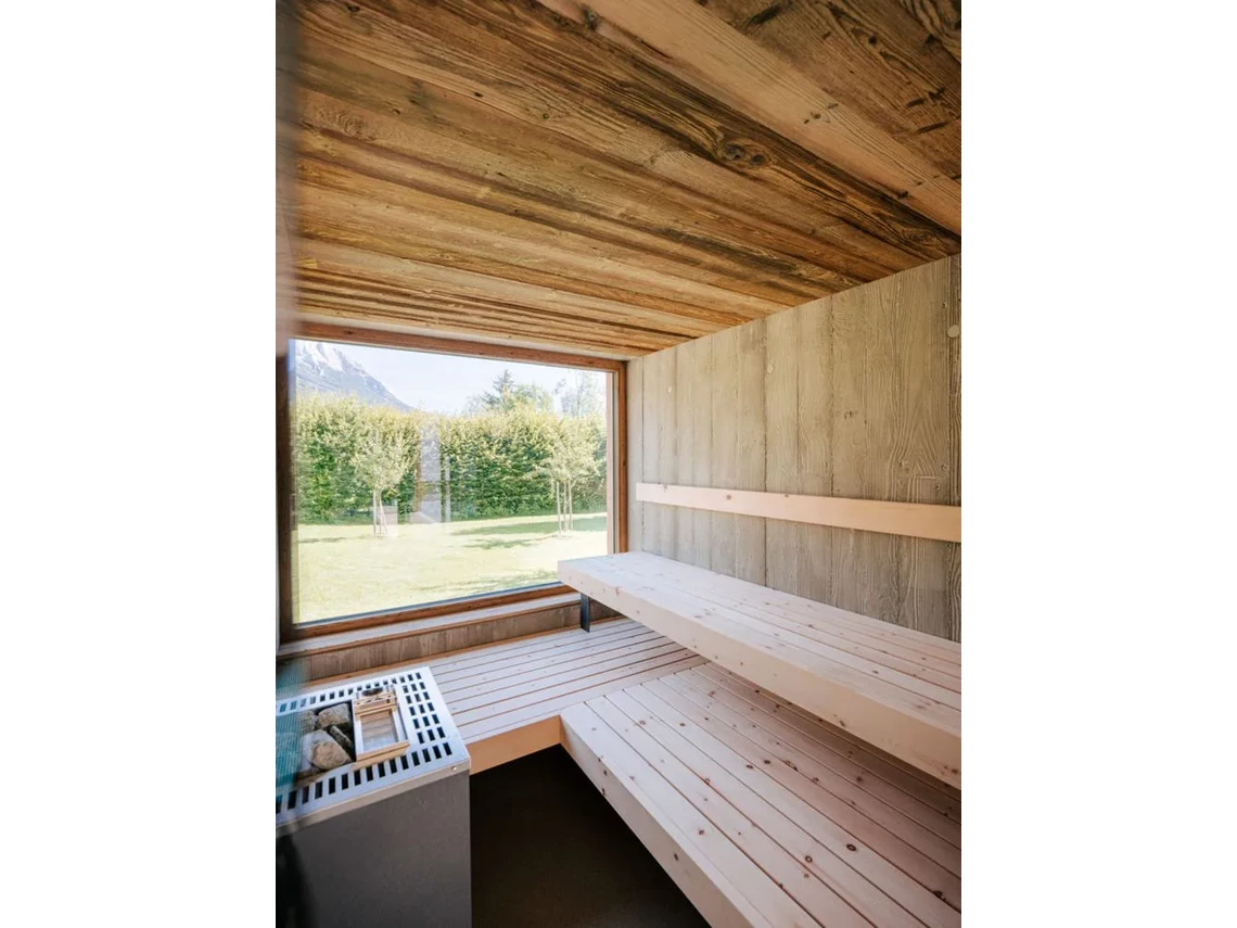 Futuristická sklenená sauna s výhľadom