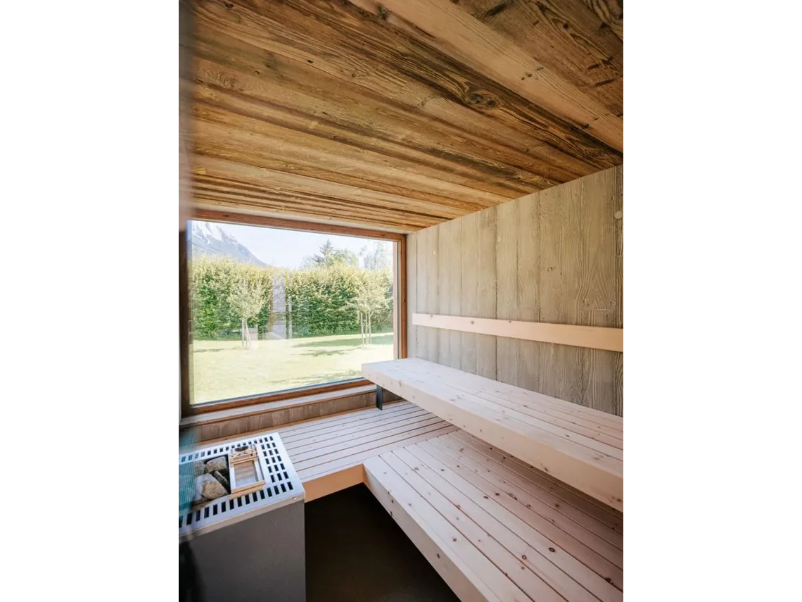 Futuristická sklenená sauna s výhľadom Futuristická sklenená sauna s výhľadom
