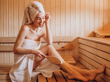 masírovanie pokožky suchou kefou v saune