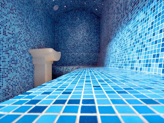parná sauna s modrými kachličkami