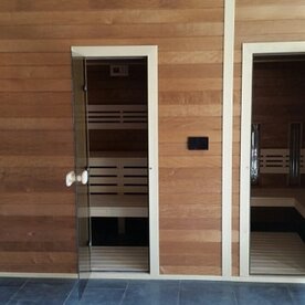 pohľad na vhcod do fínskej sauny zvonku