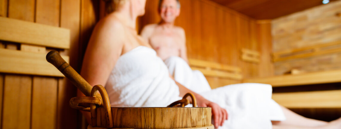 starší pár v saune s vedrom